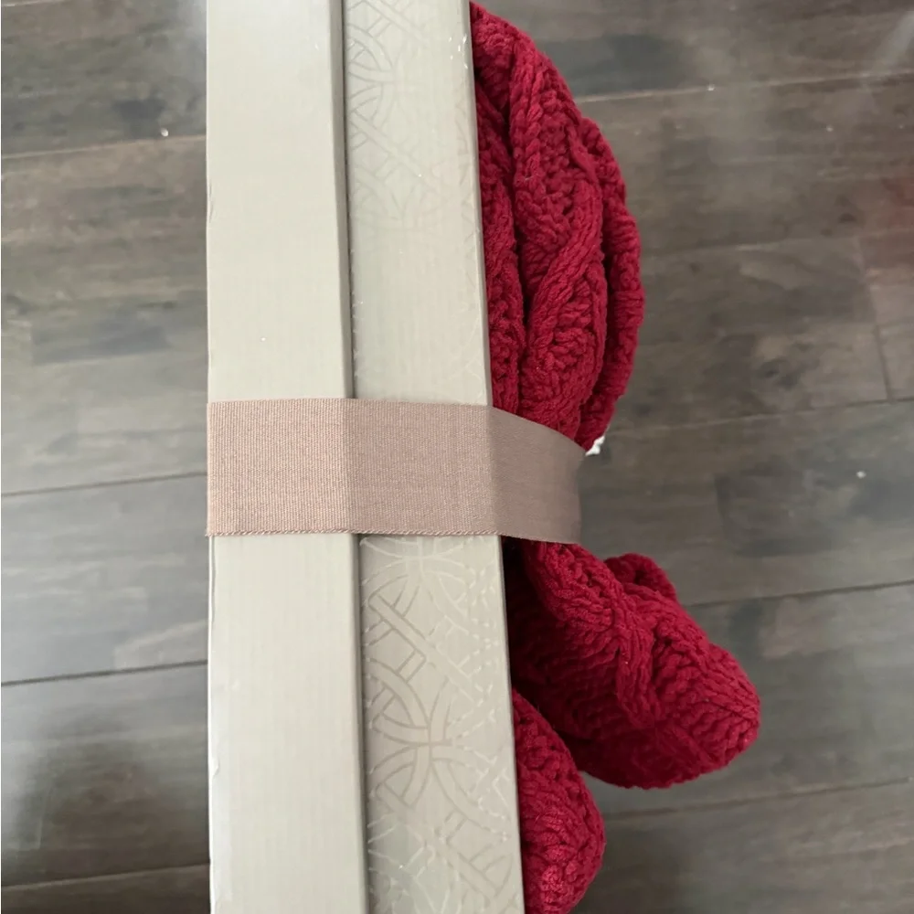NWT Berkshire Chalet Collection Crimson and Ivory Throw blanket